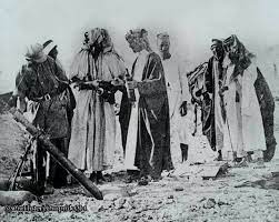 صورة لضابط الاستخبارات البريطاني لورنس العرب يعلم ال سعود استخدام الهاون وكيف يتم اطلاقها نحو معسكرات الجيش العثماني lawrence of arabia egypt arab culture