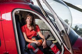 Calendrier de lAvent : Julie May, pilote dhélicoptère chez Air Zermatt  Bächli Sports de Montagne