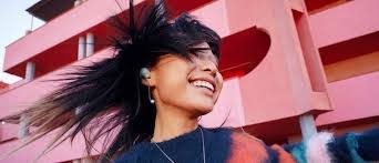 Jessica Bain's Instagram, Twitter & Facebook