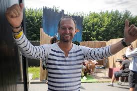 Zichzelf opnieuw met een volle haardos in de spiegel kunnen zien. Wout Bru Helemaal Alleen Na Vrouw Laat Ook Minnares Hem Val Gazet Van Antwerpen Mobile