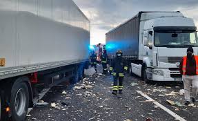 La regione annuncia tamponi di massa. Incidente Tra Camion A1 Chiusa E Lunghe Code Tra Reggio E Parma Foto Reggionline Telereggio Ultime Notizie Reggio Emilia
