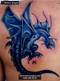 Ejderha dövmeleri, hem kadınlar hem de erkekler tarafından tercih edilen popüler ve güçlü. Ejderha Dovmesi Tattoo Dragos