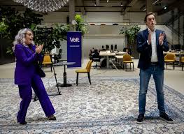 Zij is in totaal bijna 1 jaar actief in de tweede kamer, 320 dagen om precies . Er Is Nog Geen Lokaal Programma Maar Volt Doet Zo Goed Als Zeker Mee Aan De Verkiezingen In Utrecht Foto Ad Nl