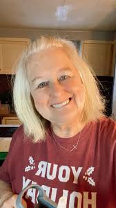 Hi friends! ❤️ It's summer vacation time and those fun trips can make it  more difficult to eat keto! 🌭🍔🥪 Fast food is not ideal, but more good  choices are available if