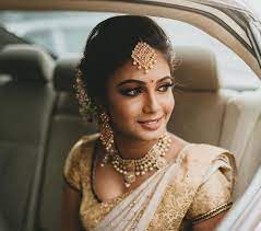 7 Classy Maang Tikka Hairstyles For Brides Of 2020 Tikka Hairstyle Indian Wedding Hairstyles Hairstyles With Maang Tikka