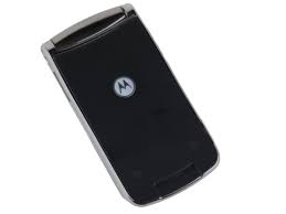 Metall-Klappe: Motorola Razr2 V9 im ...