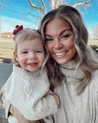 Kelli Hicks's Instagram, Twitter & Facebook