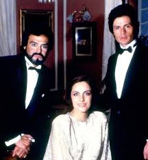 The serial, about the struggle for power within a wealthy mexican dynasty, was enormously popular in its native mexico. Muere Actriz De Cuna De Lobos Y Simplemente Maria Entre Otros Clasicos De Las Telenovelas Famosos Univision