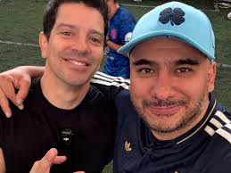 La cancha es nuestro oasis para platicar, disfrutar, reír y echar desmadre!  No se pierdan el nuevo video de #LaReta con @yahirmusic @jakemattte  @lomelomeli @ochoa_comunica @manu_negrete y @alexmonthy desde las canchas  de @