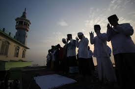 Karena itu banyak yang sampai apa arti mimpi salaman dengan orang sekampung waktu lebaran? Masih Dilanda Covid 19 Bolehkah Tidak Bersalam Salaman Saat Hari Raya Idul Fitri Halaman All Kompas Com