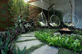 Saat menata halaman depan rumah, jadilah lebih berani dalam bereksperimen. 7 Desain Halaman Yang Nggak Cuma Rumput Dan Bunga Dekoruma Com Line Today