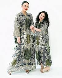 Gamis dominasi motif polkadot yang playful. 10 Model Baju Lebaran Anak Artis Untuk Remaja Kekinian Popmama Com