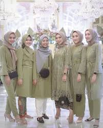 Seperti yang pernah di bahas pada model baju dari kain embos, model kebaya yang booming sejak tahun 2016. Kondangan Bridesmaid Kebaya On Instagram Temukan Inspirasi Style Kondangan Mu Hanya Di Kondanganoutfit Pakaian Pesta Model Pakaian Baru Casual Hijab Outfit