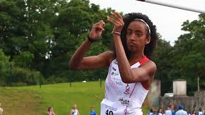 Après une course d'élan, il s'agit de s'élever vers le haut, par ses propres moyens, afin de passer entièrement par dessus une barre sans la faire tomber. Saut En Hauteur Aicha Moumin Championne De France Junior