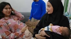 Setelah menanti 10 tahun, akhirnya zaskia sungkar melahirkan anak pertama pada selasa (30/03) di rsia bunda, jakarta pusat. Zaskia Sungkar Gendong Bayi Kembar Syahnaz Istri Irwansyah Ungkap Nama Calon Anaknya Dan Berdoa Ini Tribunnews Com Mobile