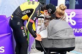Wout van aert has won the amstel gold race after a sprint that will not soon be. Hoe Wielrenners Nu Ook Vaders Mogen Zijn En De Eerste Blik Na De Koers Voor De Baby Is Aan De Kinderen Tonen Wat Papa Doet Maakt Hem Trots Foto Hln Be