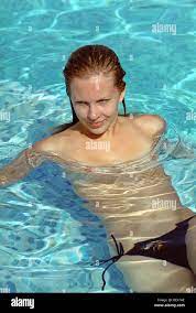 schöne nackte Frau im Wasserbecken schwimmen Stockfotografie - Alamy
