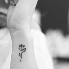 Tiny Blackwork Rose Tattoo By Evan Tatoeage Ideeen Tatoeage Inspiratie Polstatoeage