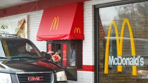 Yuk ke mcd drive thru sekarang! 7 Hal Nyebelin Ini Sering Dilakukan Saat Pesan Makanan Via Drive Thru