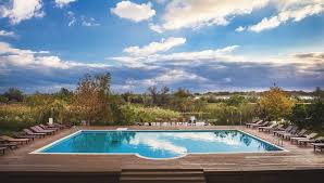 40 locuri in 14 camere. Top 10 Pensiuni Cu Piscine Fabuloase Pentru O VacanÈ›Äƒ In Romania Ca AfarÄƒ