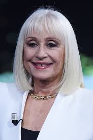 Cresciuta da due figure femminili (la madre e la nonna) e con un padre assente, nel tempo è diventata un'icona gay. La Rebelde Raffaella Carra Su Entrevista Con La Madre Teresa Y La Censura Del Vaticano Por Su Ombligo