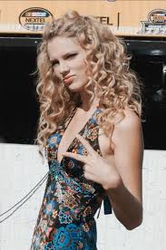 The bangs add the extra panache here. Young Taylor Swift Taylor Swift Rare Picture Taylor Swift Hair Young Taylor Swift Taylor Swift Curls