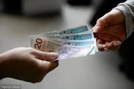 2060 zł, wobec 1920 zł obecnie. Placa Minimalna 2020 Ile Na Reke W 2020 Roku Stawki Brutto I Netto Wzrost Do 2450 Zl Brutto Miesiecznie 12 08 2020 Glos Koszalinski