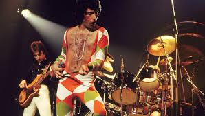 A night in bohemia, lo storico concerto dei queen all'hammersmith odeon di londra che si svolse la vigilia di natale del 1975, ultima data del una grave mancanza che lasci un po' perplessi, visto che il fulcro di questa riedizione di queen: Queen E Di Nuovo Il Giorno Di Freddie Mercury La Repubblica