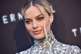 مارغوت روبي تحضر حفل فيلمها الجديد بالبيجامة صور Margot Robbie Margot Robbie Photos Tinted Moisturizer