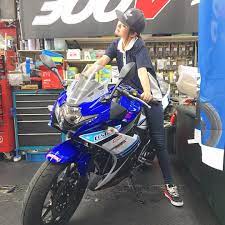 ピカピカの suzuki gsx250r 町乗りに最高なバイクなんだって 今日は試乗しないけどー 次は乗ってみるよーーー 足付き良いし 軽いから浮気しちゃったりしてー イシイモーターサイクル イシイモーターサイクル女子部 バイク 女子 バイク