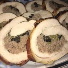 1 kg petto di tacchino, rosmarino secco, aglio macinato, 300 g salsiccia, 100 g olive verdi e nere, 200 g pancetta a fette, mezzo bicchiere di vino bianco. Rolle Di Tacchino Fatto In Casa Da Benedetta Rossi Ricette Cibo Delizioso Idee Alimentari