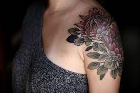 Kirsten Works At Wonderland Tattoo In Portland Oregon She Is Currently Booked Floral Back Tattoos Tattoos Shoulder Cap Tattoo