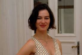 Maria will noch einen kleiderschrank und einen papierkorb kaufen und plant das ganze zimmer umzugestalten. Who Is Esther Zimmering Dating Esther Zimmering Boyfriend Husband