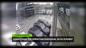 Kereta dinaiki mangsa yang dipandu oleh ayahnya itu dikatakan hilang kawalan dan merempuh. Kanak Kanak Tercampak Dari Kenderaan Jatuh Jejambat Youtube
