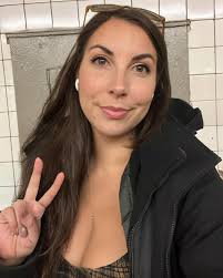 EDINBURGH! I'll be there in TWO DAYS, and y'all are already selling out my  shows 🥹 can't wait to be back—see you at 9:50pm at @thepleasance, Aug  14-25 🚽🎨🎟 Thanks for sending, @