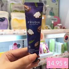 Kore Markasi Olan Frudia Official In Shea Yagli El Kremi Kokusu Ve Verdigi Nem Guzel Gunluk Olarak Cantaya Atip Kullana Water Bottle Voss Bottle Shea Butter