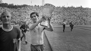 Der frühere torjäger des fc bayern starb am frühen sonntagmorgen im alter von 75 jahren. Der Bomber Der Nation Ehrlich Bescheiden Erfolgreich Dfb Deutscher Fussball Bund E V