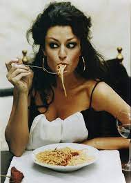 „alles, was du siehst, verdanke ich spaghetti, sagte die legendäre schauspielerin sophia loren einmal. Italian Food Spaghetti Italian Summers By Lisa Lovitalia Italiansummers Italian Lifestyle Italian Women Sophia Loren