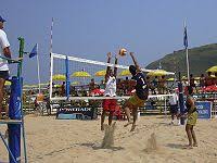O vôlei de praia, que tem sua origem no vôlei de quadra, é um esporte praticado na areia da praia. Voleibol De Praia Wikipedia A Enciclopedia Livre
