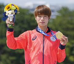 堀米雄斗選手は、世界最高峰の大会slsで優勝を果たし、他大会でも優勝しており、アメリカでは抜群の知名度と人気を誇っています。 堀米雄斗選手の年収は公表されていませんが、 相当な額の収入 があると思われます。 slsの優勝賞金は、約1,000万円、多い時は約2,000万円、とも言われています。 G09g9ks1omgrtm