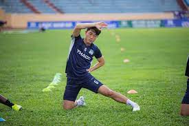 Lương xuân trường (sinh ngày 28 tháng 4 năm 1995 tại tuyên quang), biệt danh trường híp, là một cầu thủ bóng đá người việt nam đang thi xuân trường từng khoác áo cho clb incheon united và gangwon fc của hàn quốc, sau đó là buriram united (thái lan) trước khi trở về hagl vào năm. Vi Sao LÆ°Æ¡ng Xuan TrÆ°á»ng Chia Tay Hagl Ngay Sau Tráº­n Thua Nam Ä'á»‹nh Bao NgÆ°á»i Lao Ä'á»™ng