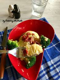 Baked Potato With Broccoli And Cheese Sauce Makanan Memasak Kentang Panggang