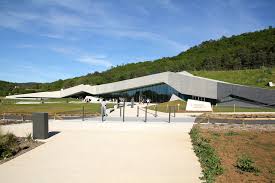 Il a été annoncé en août 2008 que par le manque d'entretien depuis 1996, le site lascaux 2 a fermé ses portes pendant 3 à 4 mois par an, pendant plus de 6 ans pour rendre la restauration progressive des. Lascaux Et Les Environs En Famille Le Blog De Marjolaine Solaro