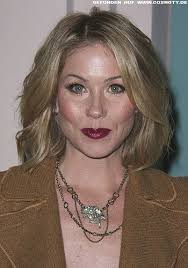 Selma blair is 'always here' for christina applegate after ms diagnosis actor selma blair had some kind words for her 'sweetest thing' costar christina applegate after applegate went public with her multiple sclerosis journey. Frisuren Bilder Christina Applegate Mit Schulterlangem Volumen Bob Frisuren Haare