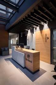 Aninspiring Holiday Inexpensive Workspace Party Decor Ideas Desk Organization Ideas Home Li In 2020 Reception Desk Design Office Reception Design Lobby Design