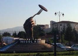 24 / 25 amasya'daki 'selfi çeken şehzade' heykeli. Turkiye Ucube Heykeller Omur Okur