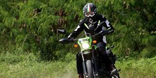 Foto modifikasi motor honda scoopy warna merah hitam. Apa Saja Perbedaan Varian Terendah Dan Tertinggi Kawasaki Klx 150 Otosia Com