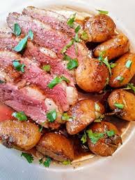 De pommes de terre et fagot d'haricots verts ou supr&ecirc;me de pintade, farce aux marrons et champignons trompettes servi avec un &eacute;cras&eacute; Magret De Canard Et Poelee De Navets Nouveaux Caramelises Valerie Passion Cuisine De Valerie Passion Cuisine Et Ses Recettes De Cuisine Similaires Recettesmania