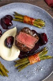 Rinderfilet Mit Rotwein Schalotten Sauce Selleriepuree Und Bohnen Im Speckmantel Rezept Rinderfilet Lebensmittel Essen Speckmantel