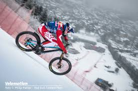 Die abfahrt von kitzbühel gilt als die gefährlichste der welt. Video Extrem Downhill Rider Max Stockl Rockt Die Ski Abfahrt Streif In Kitzbuhel Velomotion